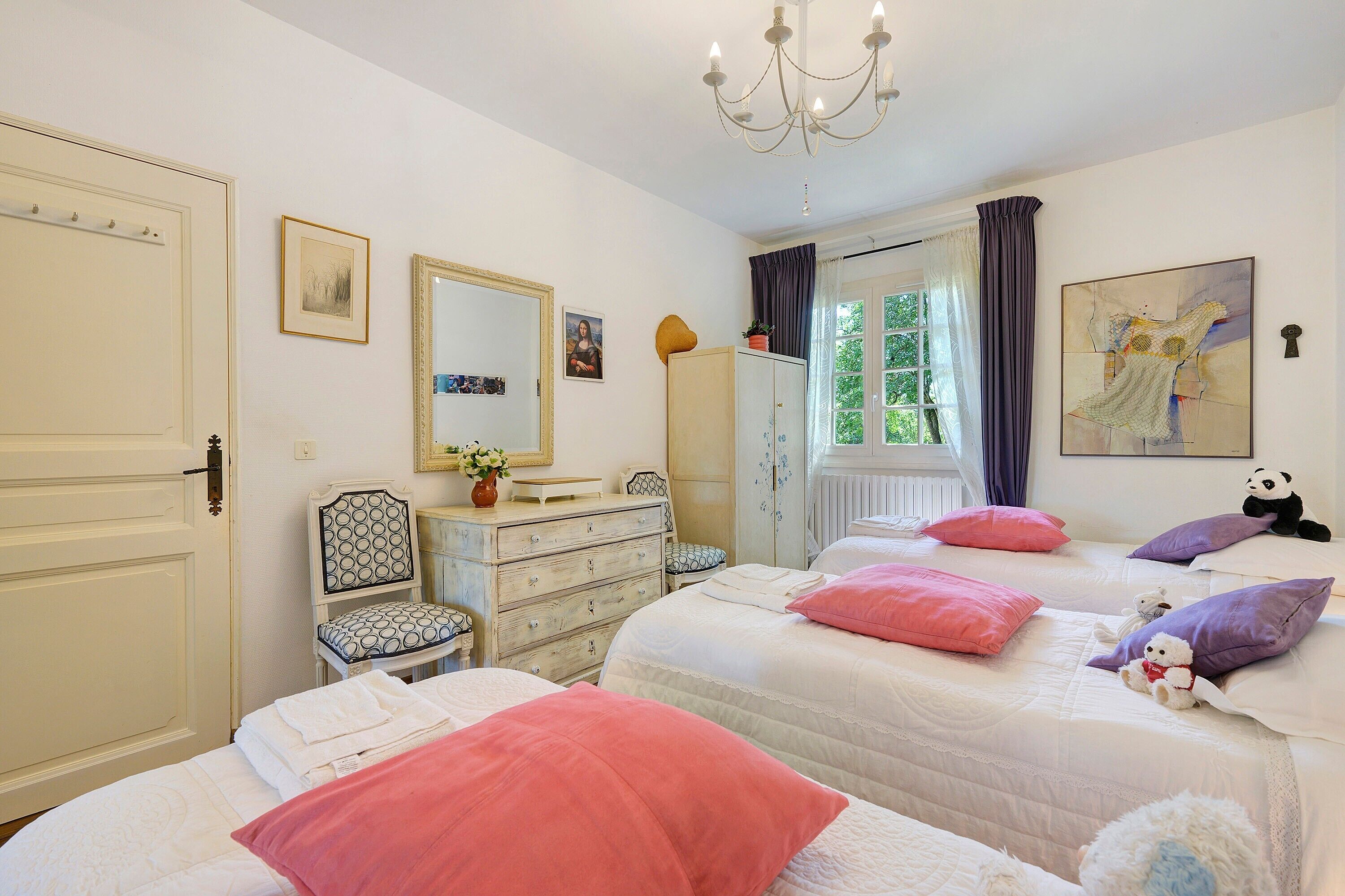 3 bedrooms, iron/ironing board, WiFi, bed sheets