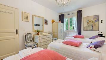 3 bedrooms, iron/ironing board, WiFi, bed sheets