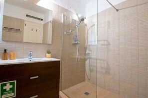 Shower, hair dryer, towels - C59 Quinta do Paraiso -  Perfect Algarve escape with private garden and terraces (Carvoeiro)