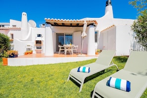 A modern villa with a patio, outdoor seating, and a pool area. - C59 Quinta do Paraiso -  Perfect Algarve escape with private garden and terraces (Carvoeiro)