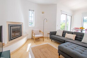 TV, fireplace - C59 Quinta do Paraiso -  Perfect Algarve escape with private garden and terraces (Carvoeiro)
