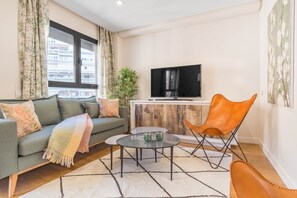 Living area - Elegant 2BR Apartment in Salamanca, Madrid (Madrid)