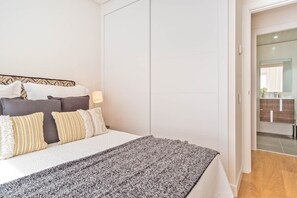 Iron/ironing board, bed sheets - Elegant 2BR Apartment in Salamanca, Madrid (Madrid)