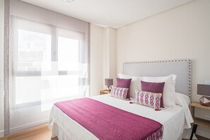 Tabla de planchar con plancha y ropa de cama 