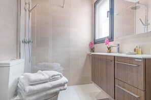 Towels - Cozy 2BR Apartment in Salamanca, Madrid (Madrid)