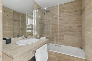 Towels - Bright & Elegant 2BR with Terrace (Madrid)