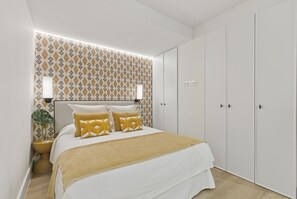 Tabla de planchar con plancha y ropa de cama 