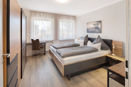 Bügeleisen/Bügelbrett, WLAN, Bettwäsche, Rollstuhlgeeignet. Apartment Klebeck "Sonne" mit großer Terasse, privatem Garten und WLAN