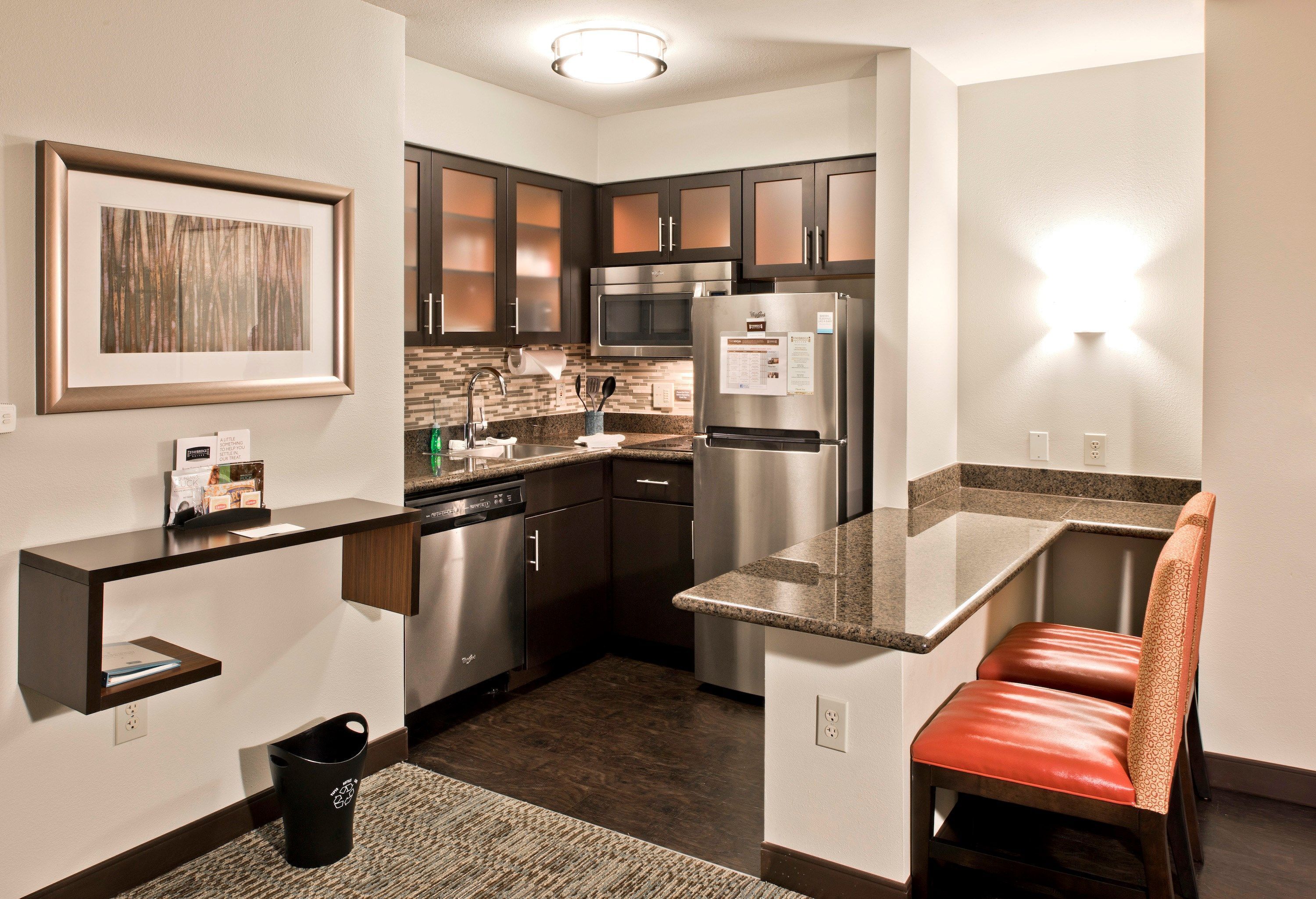 Kühlschrank, Mikrowelle, Herdplatte, Geschirrspüler