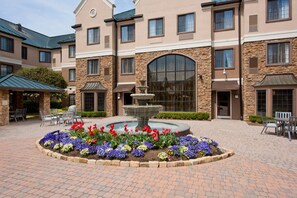 Outdoor dining - Hearing Accessible Studio | Free Breakfast & Pool (Charlotte)