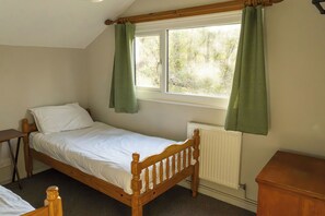 Room - Cabin No. 3 - Salt and Fern Cabins (Port Talbot)