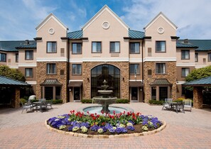 Outdoor dining - Queen Suite | Free Breakfast, Shuttle, & Pool (Charlotte)
