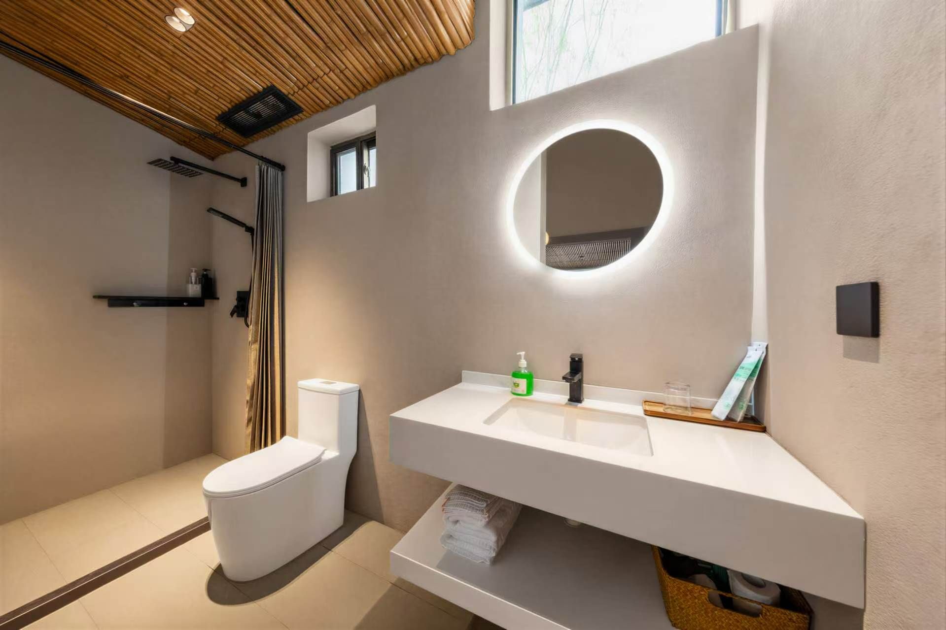 Un baño moderno con inodoro, lavabo y ducha.
