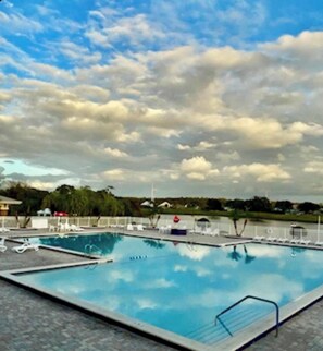 Pool - 2 Bedroom Condo on golf course community with easy access to Orlando parks (Orlando)