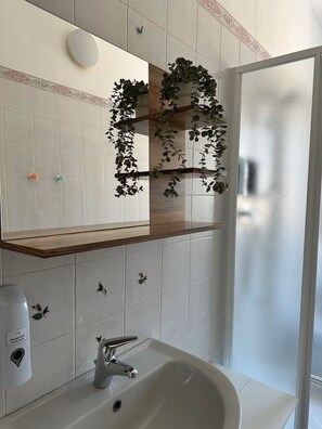Shower, hair dryer, bidet, towels - THE KING'S NEST, STRATEGIC AND COZY TWO-ROOM APARTMENT NEAR THE METRO (Torino)