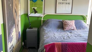 Tabla de planchar con plancha, wifi y ropa de cama