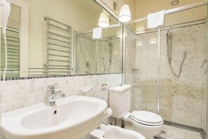 A bathroom with a sink, toilet, and shower. - Renaissance Elegance in the Heart of Florence (Firenze)