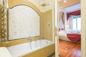 Hair dryer, bidet, towels, soap - Renaissance Elegance in the Heart of Florence (Firenze)