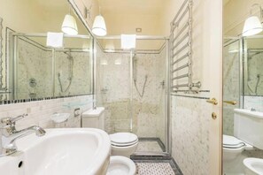 Sèche-cheveux, bidet, serviettes fournies, savon
