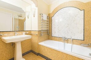 Sèche-cheveux, bidet, serviettes fournies, savon