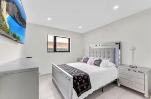 4 bedrooms, in-room safe, iron/ironing board, travel crib - Chic& spacious Miami home (Miami)