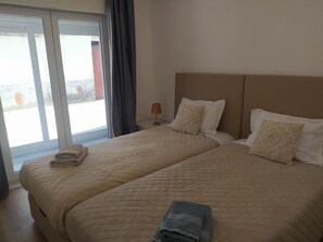 Iron/ironing board, WiFi, bed sheets - Apartment in a residential area 900 m from the center of São Pedro de Alva (São Pedro de Alva)
