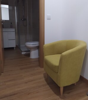 Sèche-cheveux, serviettes fournies, papier toilette