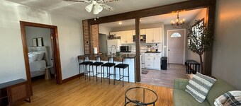 Nellie's Nest - Downtown 3 Bedroom Home with Open Concept