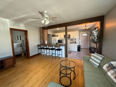 Nellie's Nest - Downtown 3 Bedroom Home with Open Concept