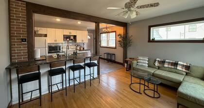 Nellie's Nest - Downtown 3 Bedroom Home with Open Concept