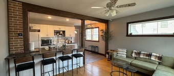 Nellie's Nest - Downtown 3 Bedroom Home with Open Concept