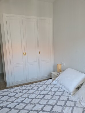 Tabla de planchar con plancha, internet y ropa de cama 