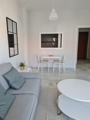 Living area - Apartment 5 minutes walk from the Fair. Ideal for couples. (Jerez de la Frontera)