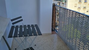 A balcony with a metal railing, a white wall, and a tiled floor. - Apartment 5 minutes walk from the Fair. Ideal for couples. (Jerez de la Frontera)