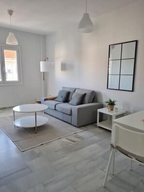 Living area - Apartment 5 minutes walk from the Fair. Ideal for couples. (Jerez de la Frontera)