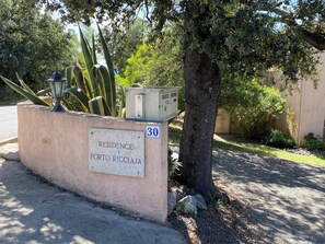 المنطقة المحيطة بالمنشأة