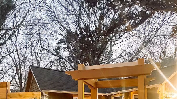 A wooden fence with a wreath, a stone pathway, and a wooden structure with a number '43' sign. - Stylish Artist Cottage Near Beach &Plimoth Patuxet (Plymouth)