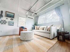 Living area - Stylish Artist Cottage Near Beach &Plimoth Patuxet (Plymouth)