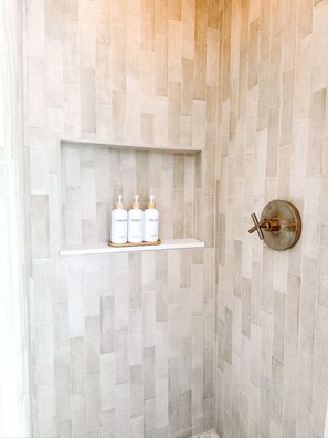 Haartrockner, Handtücher, Seife, Shampoo