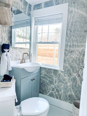 Bathroom - Stylish Artist Cottage Near Beach &Plimoth Patuxet (Plymouth)