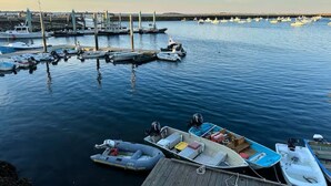 A marina with boats docked at wooden piers. - Stylish Artist Cottage Near Beach &Plimoth Patuxet (Plymouth)