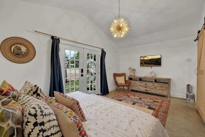 Iron/ironing board, WiFi, bed sheets - Poplar Place Q - Fire Pit & A few blocks from Main (Fredericksburg)