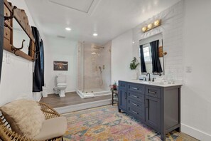 Shower, hair dryer, towels, shampoo - Poplar Place Q - Fire Pit & A few blocks from Main (Fredericksburg)