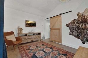 Interior - Poplar Place Q - Fire Pit & A few blocks from Main (Fredericksburg)