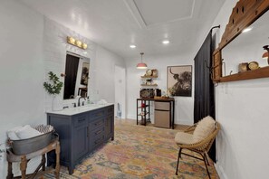 Interior - Poplar Place Q - Fire Pit & A few blocks from Main (Fredericksburg)