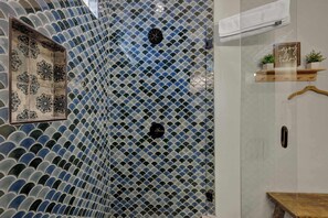 Shower, hair dryer, towels, shampoo - Poplar Place 1 - Hot tub & A few blocks from Main (Fredericksburg)