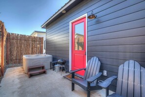 Terrace/patio - Poplar Place 1 - Hot tub & A few blocks from Main (Fredericksburg)