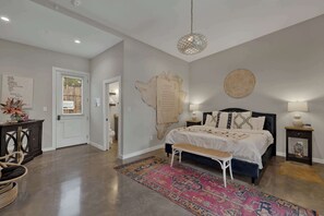 Iron/ironing board, WiFi, bed sheets - Poplar Place 1 - Hot tub & A few blocks from Main (Fredericksburg)