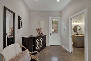 Lobby - Poplar Place 1 - Hot tub & A few blocks from Main (Fredericksburg)
