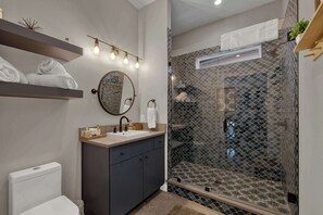 Shower, hair dryer, towels, shampoo - Poplar Place 1 - Hot tub & A few blocks from Main (Fredericksburg)